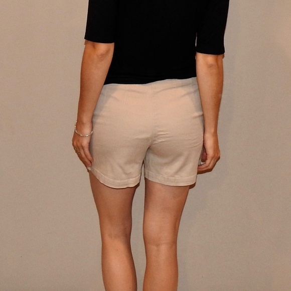 Cream colored shorts - Picture 2 of 3